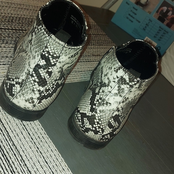 Snake skin dress boots - Picture 3 of 5